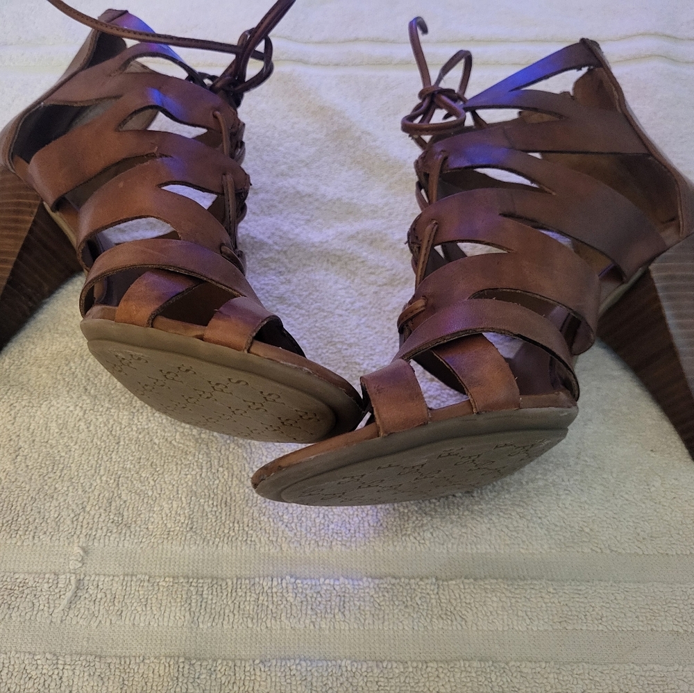 Strap shoes